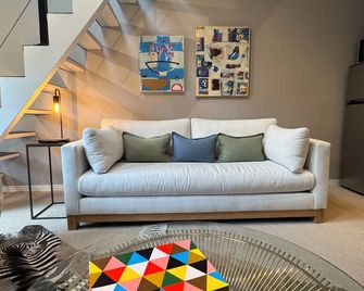 Modern Park Cities Guest House Perfect for Dog Lovers - Dallas - Living room