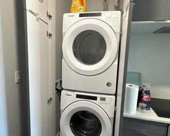 Cozy studio with WiFi, AC, fitness room in lovely midtown of Sacramento. - Sacramento - Lavandería