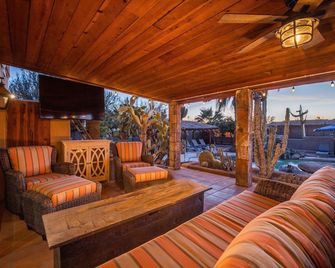 Luxury 5BR in Scottsdale: Pickleball, Pool & Golf! - Carefree - Living room