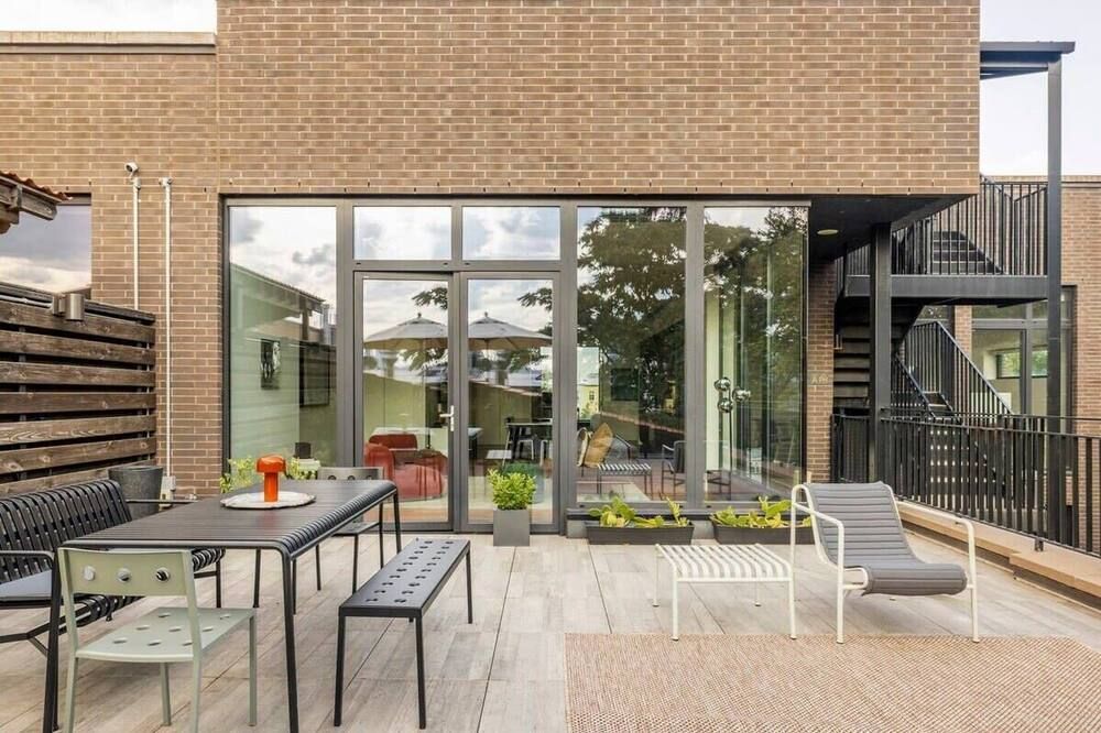 Leonard By Rove Travel | 2br Ph Loft Mccarren Park - بروكلين - شرفة مرصوفة