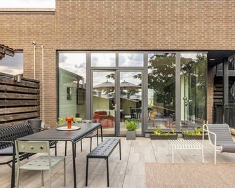 Leonard by Rove Travel | 2br Ph Loft Mccarren Park - Brooklyn - Patio