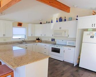 Barnegat Light (Long Beach Island, New Jersey) Newly Renovated Oceanside Home - Barnegat Light - Kitchen