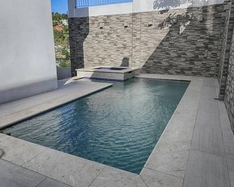 Jacuzzi Loft and Pool Glencoe Townhome - Diego Martin - Pool