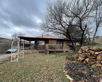 1910 Mountain Cabin-Medicine Park. Cleanest,King Bed,Fireplace,Air-jet Tub for 2 - Medicine Park - Building