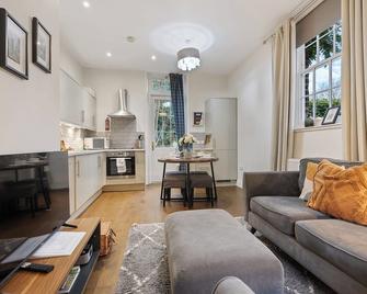 Pass the Keys No. 6 - Wisteria Cottage - York - Salon