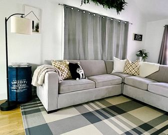 Gorgeous downtown beauty! 2min walk to local restaurant's/Main Street Montrose - Montrose - Living room