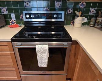 Cozy Condo for 6 with wooded back patio & grill. 1 mile to town square. - Cloudcroft - Cocina
