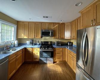 Cozy Cottage - Castro Valley - Kitchen