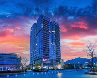 Qipan Holiday Hotel (Chongqing West Railway Station Square Branch) - Chongqing - Building