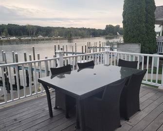 River Front 4-bedroom house with boat dock close to downtown St. Joseph. - Saint Joseph - Balcony