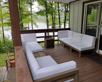 The Lakefront Chalet - Ski, Ride, Golf, Bike, Hike - Hunter - Balcony
