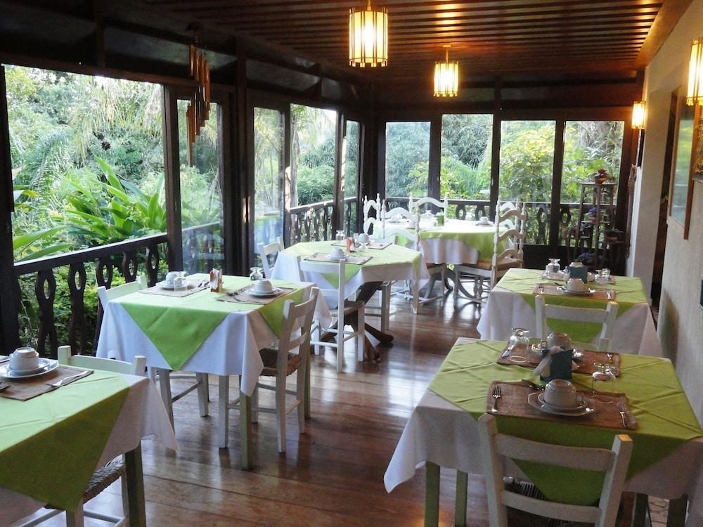 بوزادا برايا دو كورال - إلهابيلا - مطعم