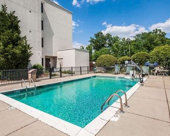 Travelodge by Wyndham Flowooda - Jackson - Pool