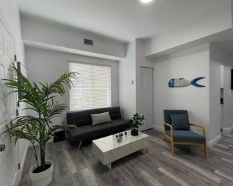 Upstairs 2bed/1bath Apt w/parking Coral Gabels - Coral Gables