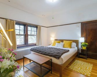 Gorgeous historic mansion on UChicago campus. Renovation with original detail. - Chicago - Schlafzimmer