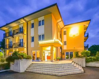 นูโอวา บาร์กาชชา - เปสเกียรา เดล การ์ดา - อาคาร