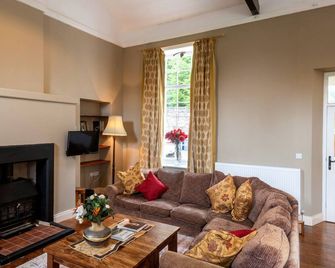 The Old School, Pet Friendly, Character Holiday Cottage In Gortin - Omagh - Wohnzimmer