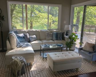 Lakefront cottage on rustic setting in cove - 格林斯伯勒 - 客廳