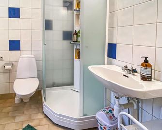 1 Bedroom Lovely Apartment in Vaernamo - Värnamo - Baño