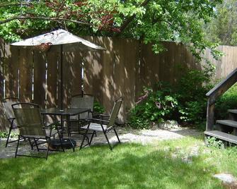 Martins Vacation Rental - Hungry Horse - Patio