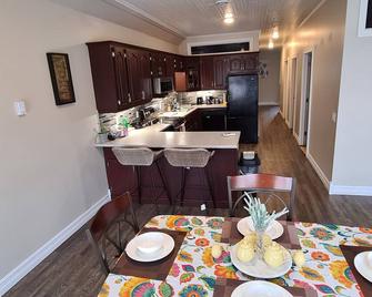 Coastal Charm by the Bay: 4 Bedroom Apartment next to Yarmouth CAT Ferry - Yarmouth - Kitchen