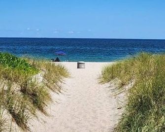 Steps to the Beach! Free Shuttle! Stylish Design - Pompano Beach - Beach