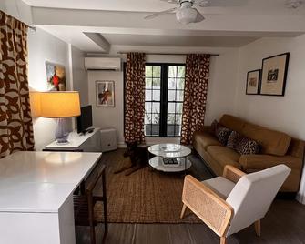 Very tropical, private and peaceful, short walk to everything happening downtown - Sarasota - Living room