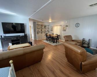 Spacious Lakefront Oasis Huge Deck Scenic View - Clearlake