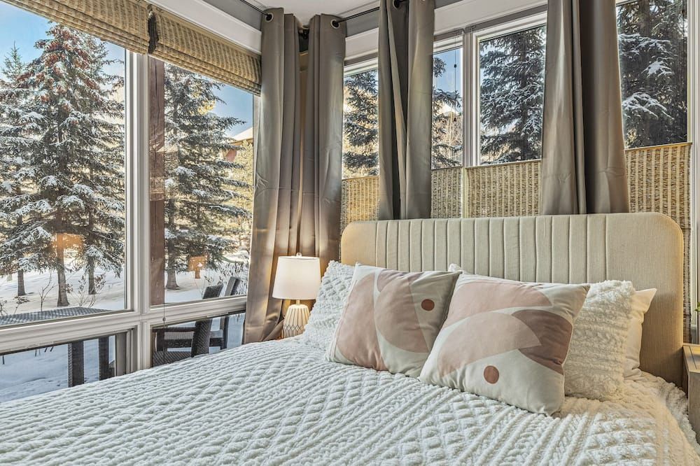 L109 Canmore World Class Solara Resort - Hot tub, Pool, Gym, AirCon, Free Parking & Netflix - كانمور - غرفة نوم