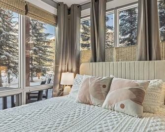 L109 Canmore World Class Solara Resort - Hot tub, Pool, Gym, AirCon, Free Parking & Netflix - كانمور - غرفة نوم