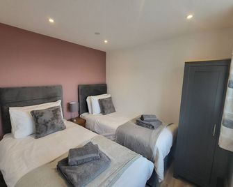 Pet Friendly Cottage with Sea Views - Saundersfoot - Bedroom