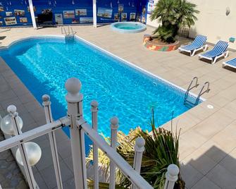 Citotel Amerique Hotel - Palavas-les-Flots - Piscina