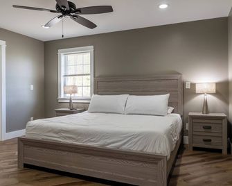 Large, Lakefront Home and Guesthouse on the South East side of Seneca Lake. - Burdett - Habitación