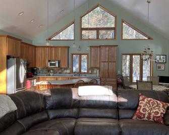 Two family, cozy, lake house retreat on Pine Lake. - Clintonville - Sala de estar