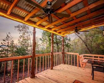 Romantic Innisfree Cottage w/ Lakeview & Firepit - Flint - Balcón