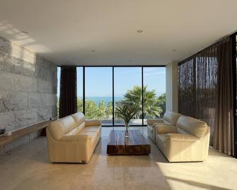 Kiwuki Beachfront Villa - Ấp Ông Lang - Living room