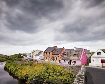 Luxury 2 Bedroom Lodge with Hot Tub in Doolin Village beside the Cliffs of Moher - Doolin - Edificio