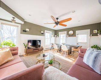 Magnificent 5br/2ba Near Casinos - Norwich - Living room