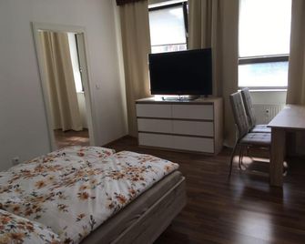 Familien-Ferienwohnung Fiwa Fewo-3 - Pirmasens - Schlafzimmer
