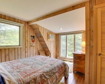 Serene Salisbury Rental Home on 26 Acres with Deck! - Salisbury - Habitación