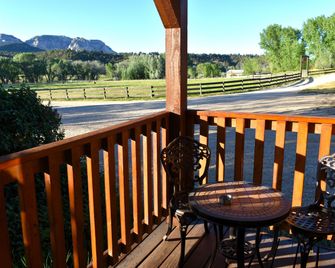 Arrowhead Country Cabins - Mount Carmel - Balcony