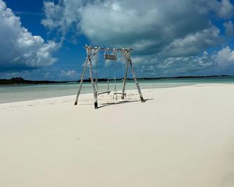 Sand Dollar Cottage with stunning views. Near Swimming Pigs! - Staniel Cay - Beach
