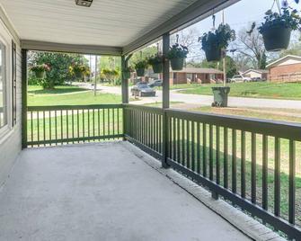 6 Mi to Crowders Mountain: Peaceful Home w/ Porch - Kings Mountain - Balcony