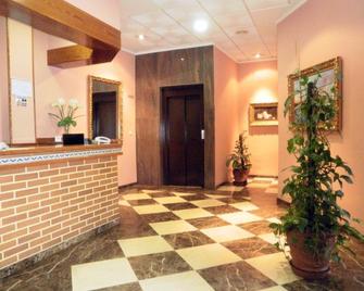 Hotel Isabel - Алмусафес - Рецепція
