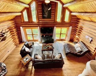 Secluded Lake View Log Cabin on 40 Acres - Yankton - Wohnzimmer