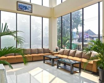 RedDoorz Premium Near Kawasan Industri Cikarang (RedDoorz - Igloo Hotel) - Cikarang - Lounge