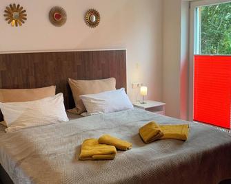 Nice and modern apartment with three bedrooms, two bathrooms and sauna - Burgbernheim - Bedroom