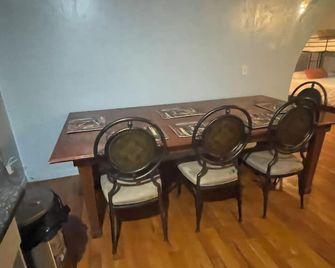 Peaceful 1-bedroom farmhouse with AC in charming Newberry 2 of 2 Duplex Upstairs - Newberry - Comedor