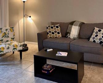 3bd Cozy Home Away From Home - Riverview - Living room