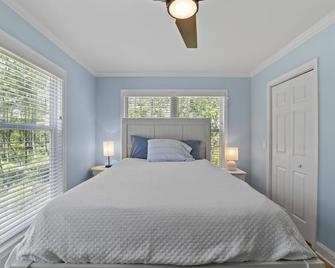 Cast Away Waterfront Getaway with Dock - Oriental - Bedroom
